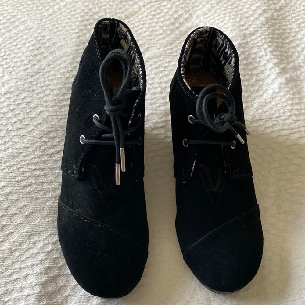 TOMS Desert Wedge Black Suede Women Size 7